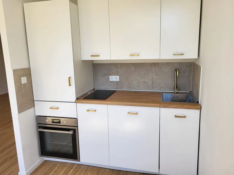 1,5 Zimmer, frisch saniert mit Küche und großem Balkon in Tempelhof — photo 1